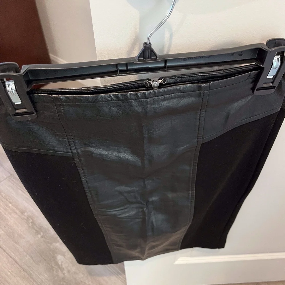 Forever 21 faux leather on half of skirt black skirt Size Medium see notes - Picture 3 of 10